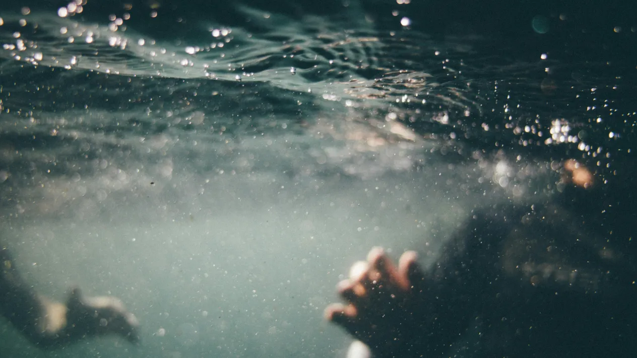 «…mit ihm begraben durch die Taufe in den Tod…» (Foto: Tim Marshall (Unsplash)) «…mit ihm begraben durch die Taufe in den Tod…» (Foto: Tim Marshall (Unsplash))