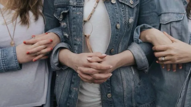 MIP_Mom in Prayers Bild (Foto: Maya Gaberthüel) MIP_Mom in Prayers Bild (Foto: Maya Gaberthüel)