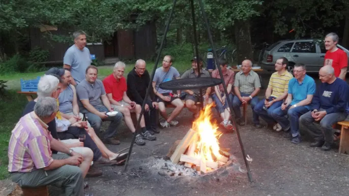 Männertreff am Lagerfeuer (Foto: -) Männertreff am Lagerfeuer (Foto: -)